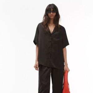 TOPSHOP Satin-like Button Up Top
Black Size 10